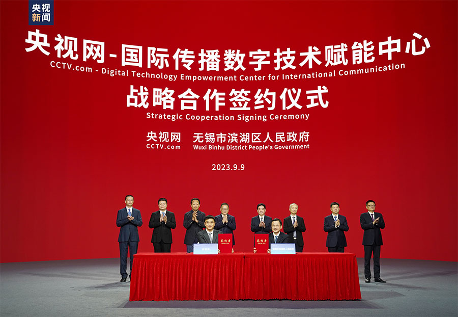 央視網總經理王冰松，無錫市濱湖區委書記孫海東代表雙方簽約